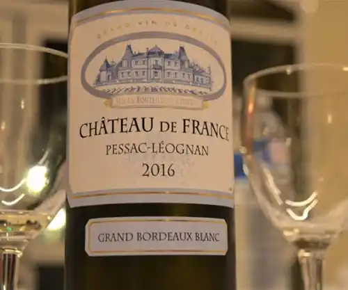 Bouteille de Château de France Pessac Léognan à la carte du restaurant la Table de Trois à Bordeaux