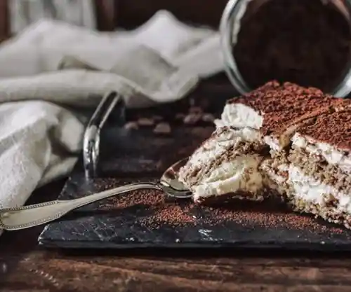 Tiramisu speculoos gourmand servi en épilogue au restaurant la Table de Trois à Bordeaux