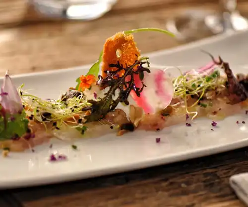 Présentation raffinée d'une entrée de saison servie au restaurant la Table de Trois à Bordeaux