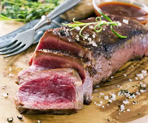 Tranches de filet de bœuf saignant et fleur de sel au restaurant la Table de Trois à Bordeaux