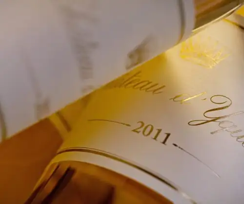 Dégustation d'un vin de prestige Château d'Yquem au restaurant la Table de Trois à Bordeaux
