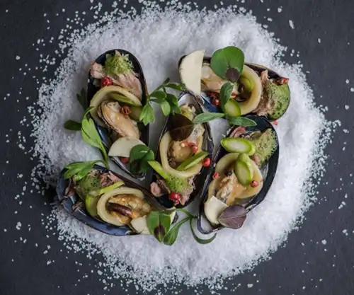 Moules savoureusement dressées dans l'assiette du restaurant la Table de Trois à Bordeaux