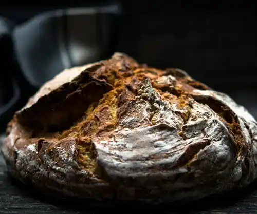 Pain de campagne artisanal et croustillant fait maison au restaurant la Table de Trois à Bordeaux