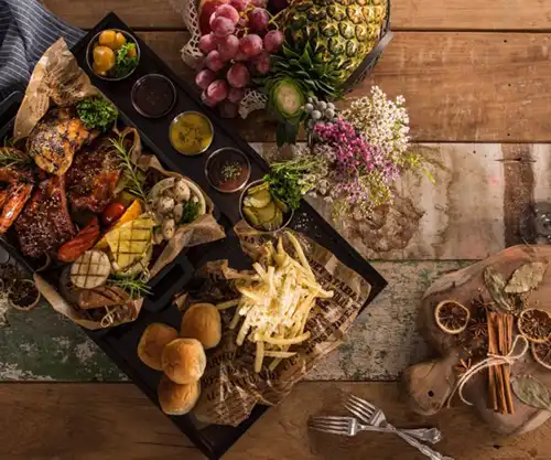 Assortiment gourmand et convivial à partager lors d'un repas au restaurant la Table de Trois à Bordeaux