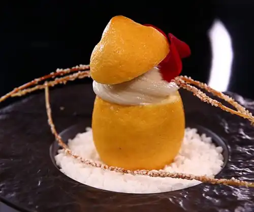 Sorbet citron et dressage minute par le pâtissier du restaurant la Table de Trois à Bordeaux